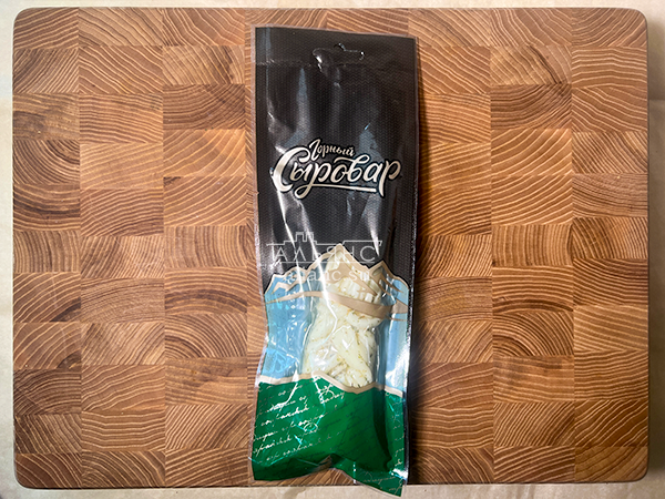 Сыр 100 гр ГОРНЫЙ СЫРОВАР (Косичка с укропом и чесноком) в Красноярске